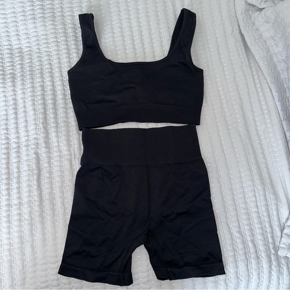 Amazon Ribbed Workout Set - Picture 3 of 4